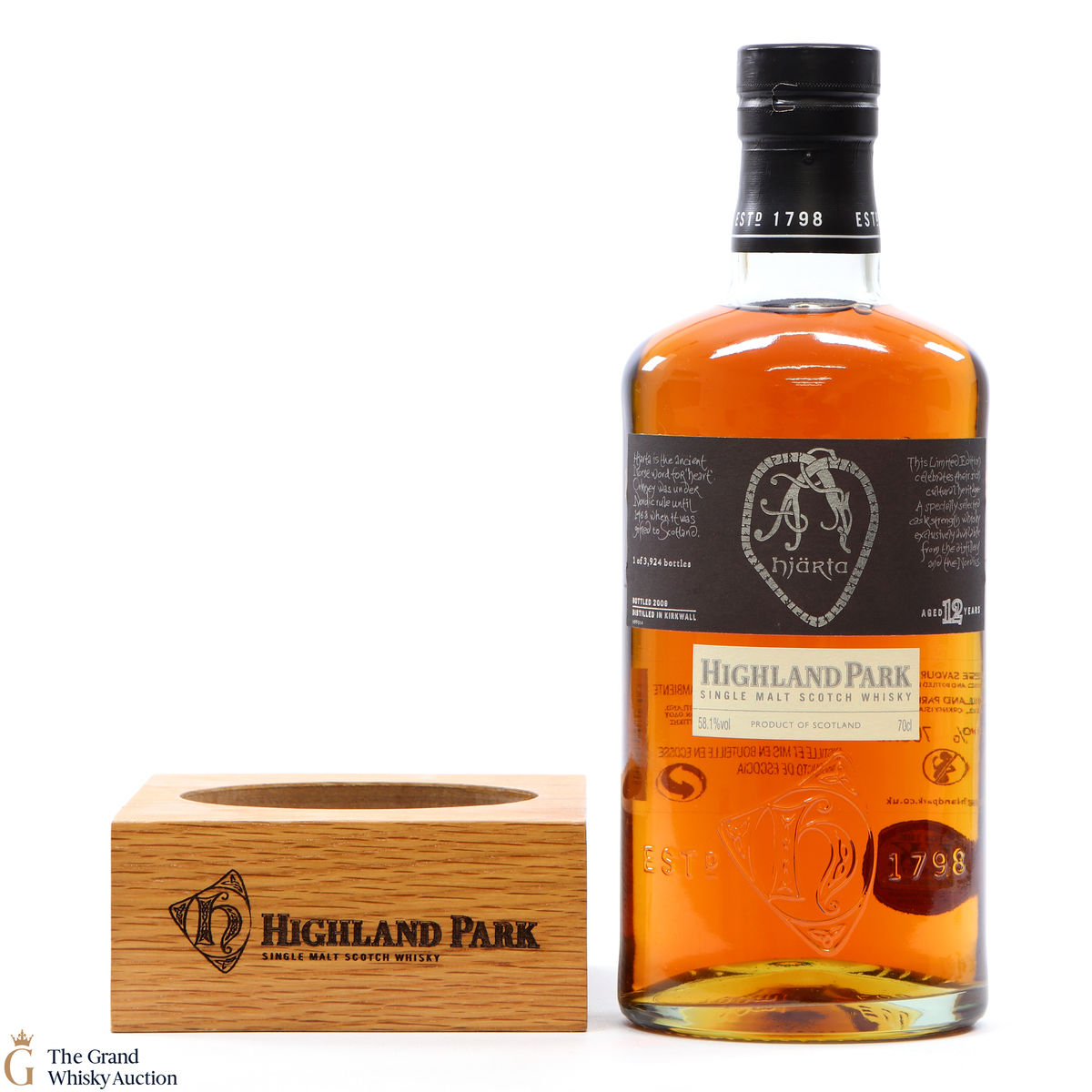 Highland Park - Hjarta + Wooden Plinth